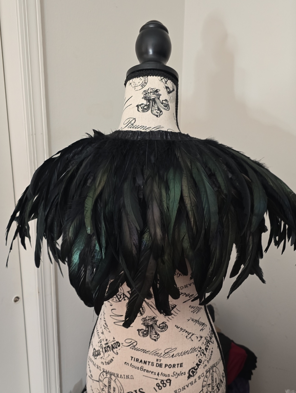 Feather Collar With Chain Closure - Picture 3 of 5